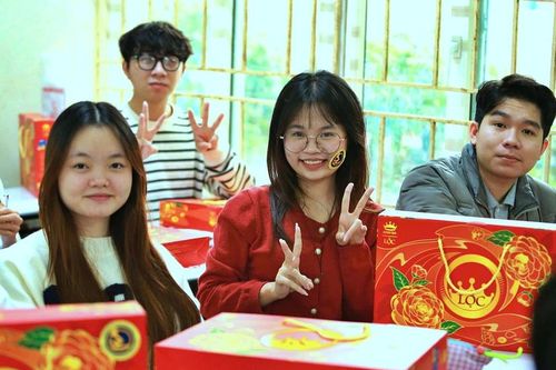 Đại học hỗ trợ vé xe miễn phí, lì xì, tặng quà Tết cho sinh viên
