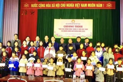 Hội Khuyến học tỉnh Bắc Ninh trao 50 suất học bổng Đinh Thiện Lý, chắp cánh ước mơ học sinh nghèo