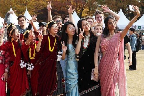 Học phí leo thang tại Hàn Quốc: Cú sốc chi phí với hàng trăm nghìn du học sinh