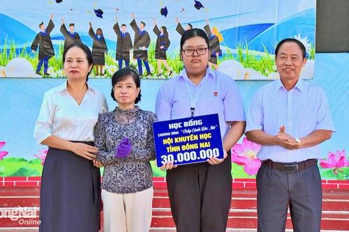 Hội Khuyến học Đồng Nai cùng nhà tài trợ trao học bổng Chắp cánh ước mơ