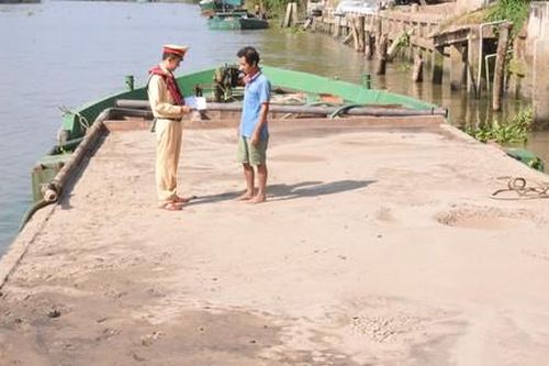 Xử lý 5 phương tiện vận chuyển cát trái phép trên sông Tiền