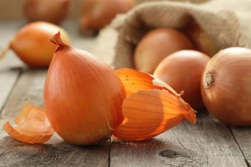 Vì sao không nên vứt bỏ vỏ hành tây?