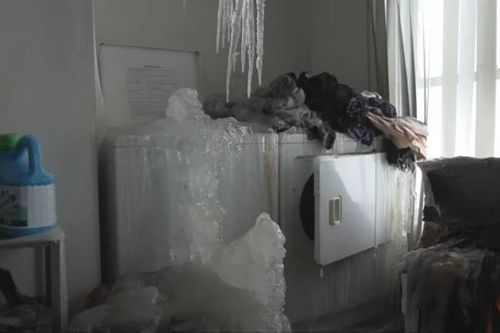 Chủ 'khóc ròng' khi thấy nhà thành 'lâu đài băng' do người thuê tiết kiệm điện