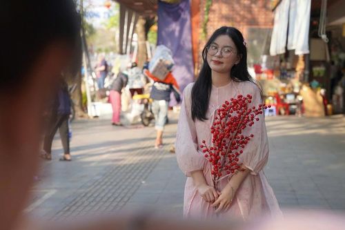 Giới trẻ và du khách xứ Huế đua nhau 'lên đồ' xuống phố chụp ảnh Tết sớm
