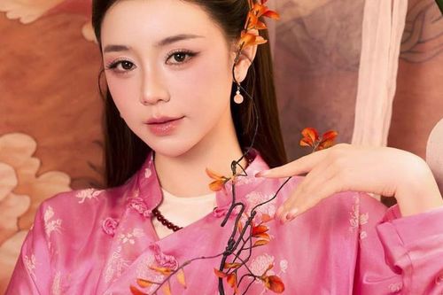 Quỳnh Kool gây chú ý khi diện áo dài hồng phấn