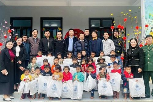 Xây dựng bếp ăn bán trú cho học sinh đồng bào Rục ở bản Mò O Ồ Ồ
