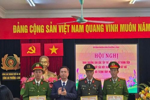 Khen thưởng các cá nhân lập thành tích đấu tranh, trấn áp tội phạm