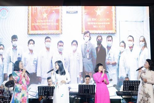 Bệnh viện Chợ Rẫy tổ chức đêm nhạc 'Ấm áp tình xuân' hỗ trợ bệnh nhân ở lại điều trị dịp Tết
