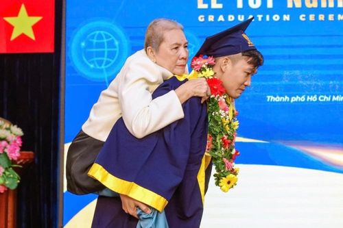 Bố vừa mất, mẹ bệnh nặng, chàng trai làm điều xúc động ở lễ tốt nghiệp