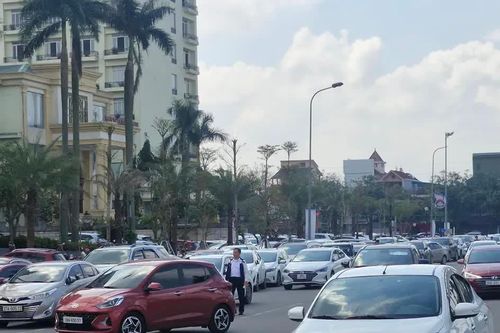 Hà Tĩnh: Đại lộ Xô Viết Nghệ Tĩnh bị chiếm dụng thành bãi đỗ xe