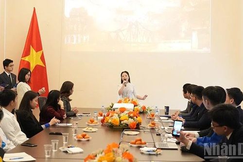 Tuổi trẻ Việt Nam tại Nga tự hào tiến bước dưới cờ Đảng