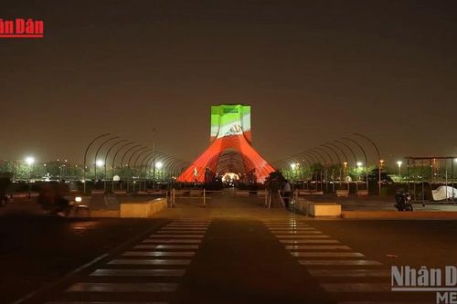 Iran siết chặt biểu tình, Mỹ điều tàu sân bay tới Trung Đông