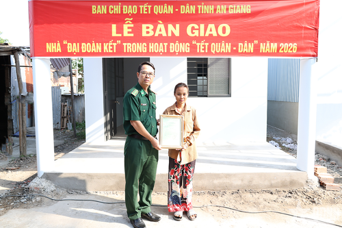 An Giang: Bàn giao nhà 'Đại đoàn kết' tặng các hộ dân có hoàn cảnh khó khăn
