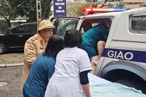 Cảnh sát giao thông hỗ trợ sản phụ chuyển dạ trên đường cao tốc