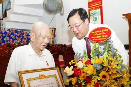 Đồng chí Lê Quốc Phong trao Huy hiệu 80 năm tuổi Đảng đến đồng chí Nguyễn Kiến Văn