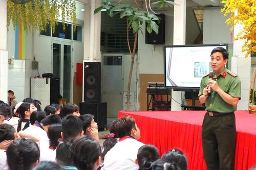 Gần 400 học sinh tiểu học tìm hiểu về tác hại của ma túy