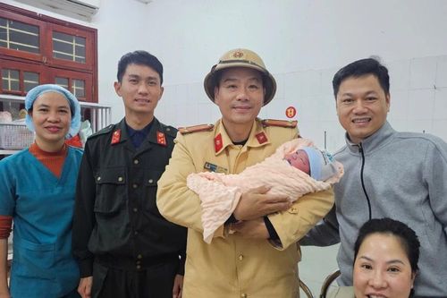 Sản phụ sắp sinh giữa cao tốc, CSGT dùng xe đặc chủng mở đường đi cấp cứu