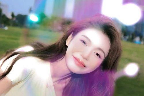 Đu trend chụp ảnh bong bóng, Tiktoker Hoàng Yến đốn tim với nụ cười tỏa nắng