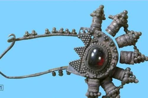 Kho báu kỳ lạ trong mộ trẻ em Thời Trung Cổ