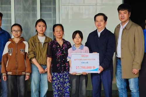 Trao tiền hỗ trợ gia đình thầy giáo nghèo bị đột quỵ ở Hà Tĩnh