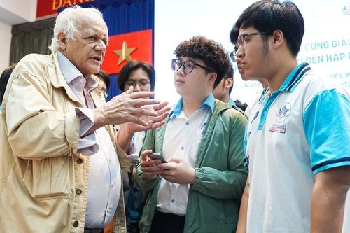 Sinh viên Bách khoa khám phá hành trình vũ trụ cùng GS Jean-Pierre Luminet