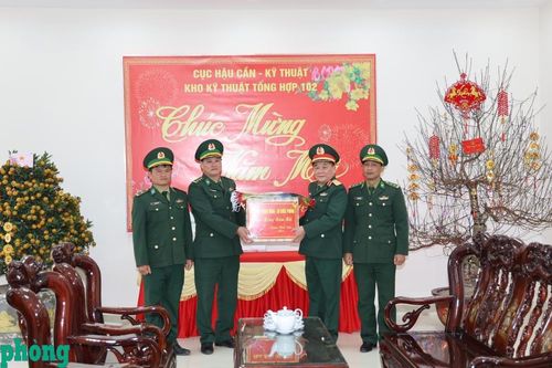 Thượng tướng Hoàng Xuân Chiến thăm, chúc tết cán bộ, chiến sĩ Kho Kỹ thuật Tổng hợp 102