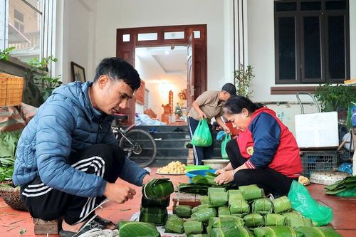 Dân làng Tranh Khúc tất bật gói bánh chưng phục vụ Tết