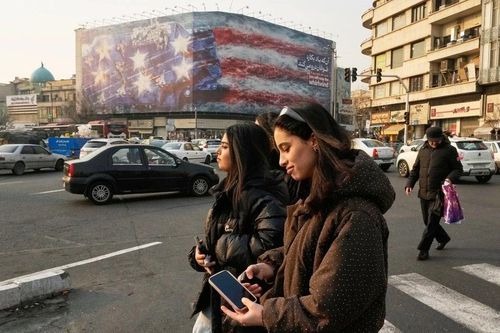 Iran đăng cảnh báo Mỹ giữa quảng trường trung tâm khi nhóm tàu sân bay tiến vào Trung Đông