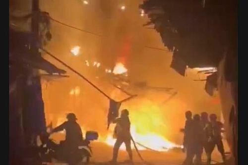 Cháy lớn ở TPHCM thiêu rụi nhiều căn nhà trong đêm