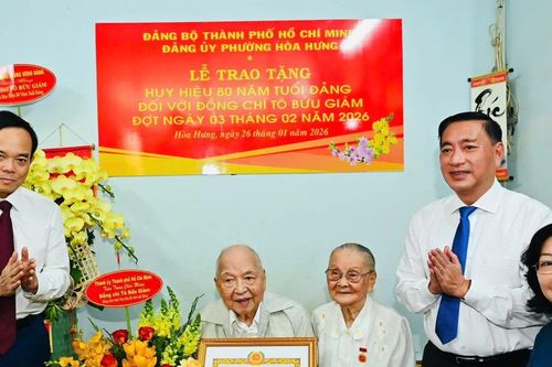 Bí thư Thành ủy TPHCM Trần Lưu Quang tặng Huy hiệu 80 năm tuổi Đảng đến cụ Tô Bửu Giám