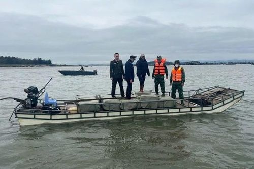 Dùng bè mảng chở 800 kg nầm lợn từ Trung Quốc về Móng Cái