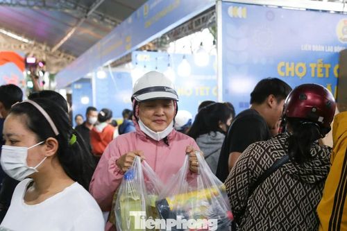 Công nhân Đà Nẵng chen chân sắm Tết 0 đồng ngay trong khu công nghiệp