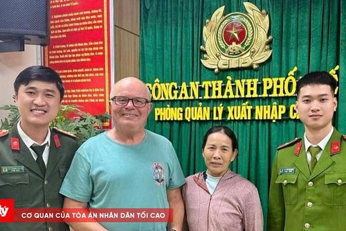 Trao trả tài sản bị đánh rơi cho du khách nước ngoài