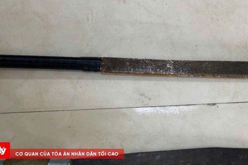 Nhóm thanh niên vác dao và vỏ bia đuổi đánh người đi đường