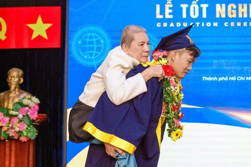 Cha mất trước ngày bảo vệ luận văn, nam sinh cõng mẹ nhận bằng tốt nghiệp xuất sắc