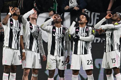 Juventus vùi dập Napoli 3-0