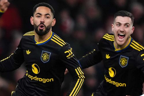 MU quật ngã Arsenal: Carrick và 'vụ nổ' lớn tại Ngoại hạng Anh