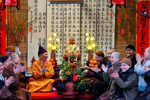 Tăng, ni sinh cắm trại, diễn văn nghệ mừng ngày Đức Phật thành đạo