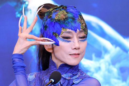 'Khổng tước' Dương Lệ Bình múa cực điêu luyện ở họp báo khi vừa đến Việt Nam