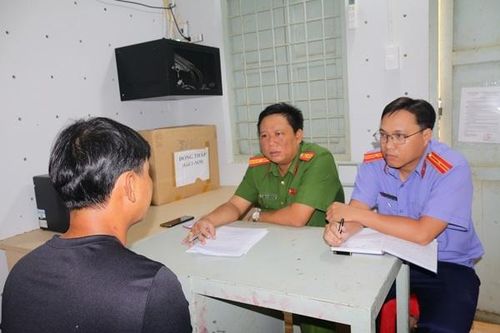 Kiểm sát viên phối hợp lấy lời khai đối tượng 'chống người thi hành công vụ'
