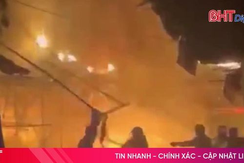 Cháy lớn thiêu rụi nhiều căn nhà trong đêm