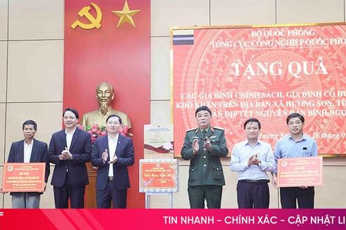 Tổng cục Công nghiệp quốc phòng tặng quà Tết tại xã Hương Sơn