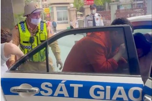 Cảnh sát giao thông dùng xe đặc chủng đưa sản phụ đi cấp cứu kịp thời