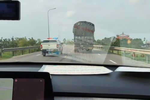 Cảnh sát giao thông dùng xe đặc chủng đưa sản phụ đi cấp cứu kịp thời