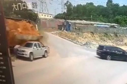 Xe tải lật nghiêng, người đàn ông 2 lần thoát chết khó tin