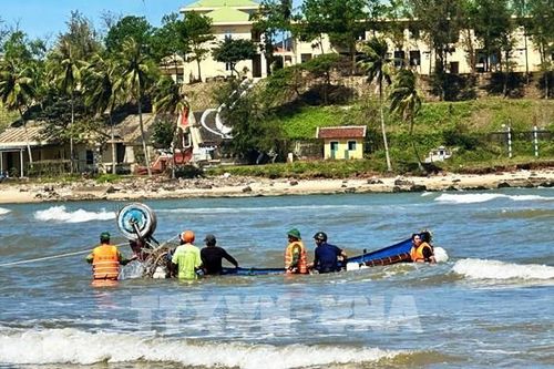 Ứng cứu thuyền cá bị lật chìm gần cảng Cửa Tùng