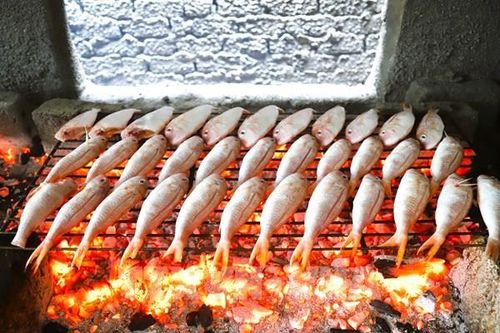 Làng nướng cá biển truyền thống ở Diễn Châu 'đỏ lửa' dịp cận Tết