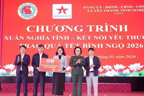 Tổng cục Công nghiệp Quốc phòng và Báo Quân đội Nhân dân trao 800 suất quà Tết tại Nghệ An