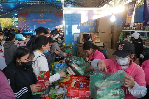 Đà Nẵng: Công nhân khu công nghiệp háo hức đi Chợ tết Công đoàn