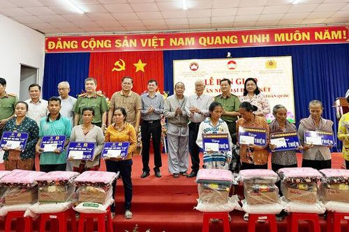 Bàn giao 36 căn nhà Đại đoàn kết tại các xã biên giới